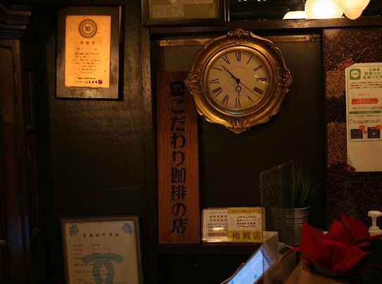 喫茶ドニエの店内にある古い時計